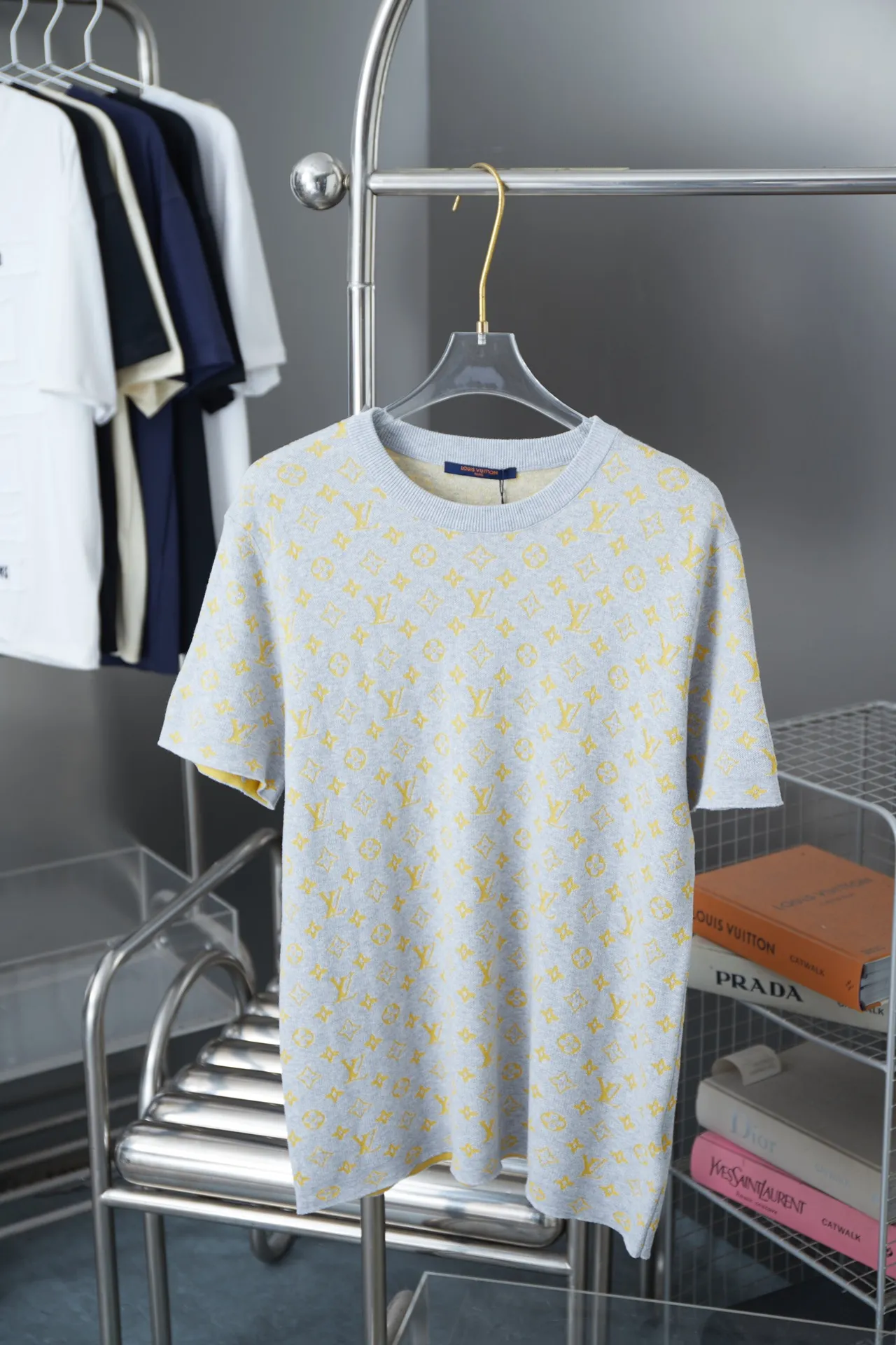 🅿️200 1V / MONOGRAM Short-sleeved crew neck shirt This crew neck shirt is made of soft cotton, which can inject colorful vitality into the summer look. The full-width Monogram Glow jacquard and the elegant background collide with color contrast, making the Monogram pattern reflect the subtle sheen of mulberry silk.  14S yarn not only maintains the delicate feel of the fabric, but also ensures sufficient strength and durability. The blended material combines the comfort and breathability of cotton with the softness, luster and premium feel of mulberry silk. Cotton fiber provides good moisture-wicking properties, while mulberry silk provides a smoother feel.  The addition of jacquard patterns makes this piece of clothing more visually appealing and becomes a highlight that enhances the overall look.  The technical characteristics of the sesame base jacquard cylindrical woolen short-sleeves are mainly reflected in its selected materials, unique weaving technology, rich design elements and excellent wearing experience. These features make this short-sleeved garment not only fashionable, but also very practical and comfortable. S M L XL